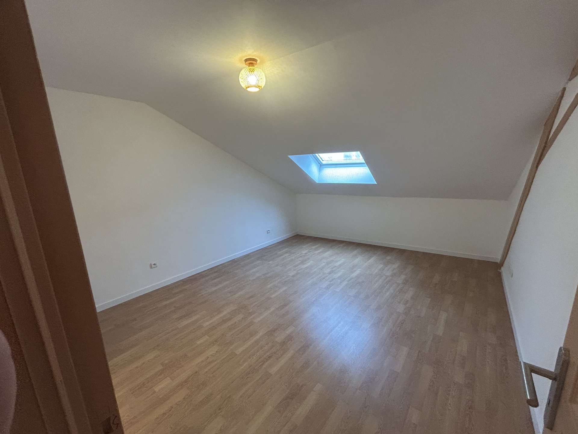 Chambre avec verrière de toit et parquet