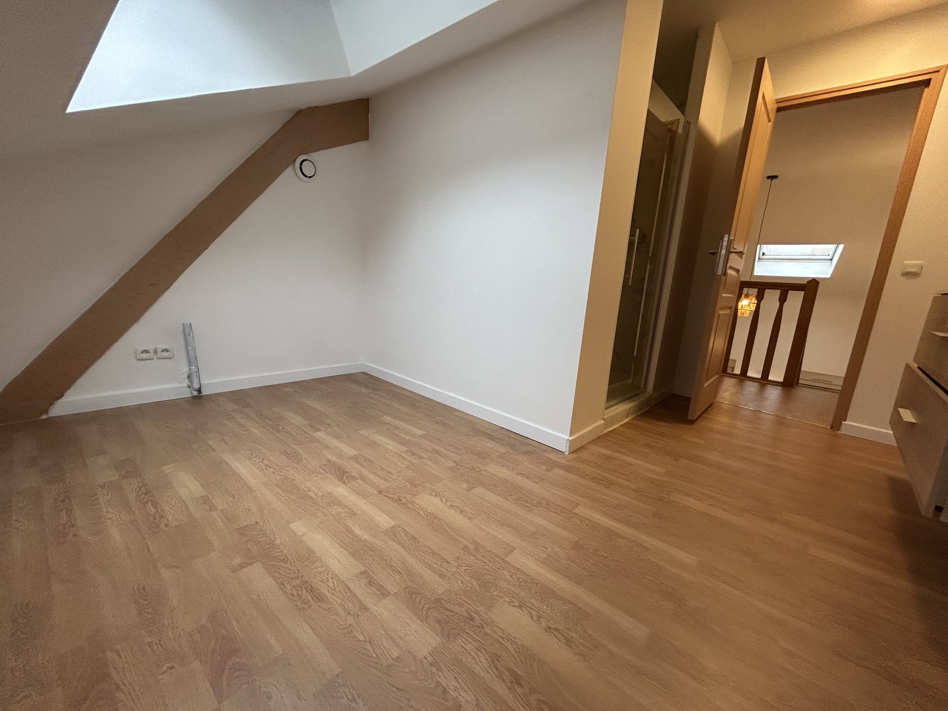 Entrée avec parquet et accès escalier