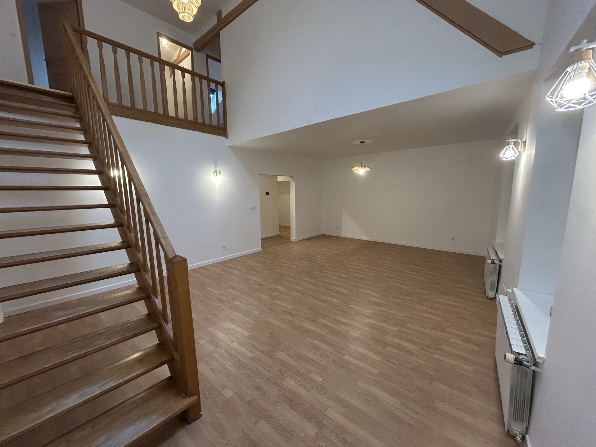 Escalier en bois avec charpente apparente