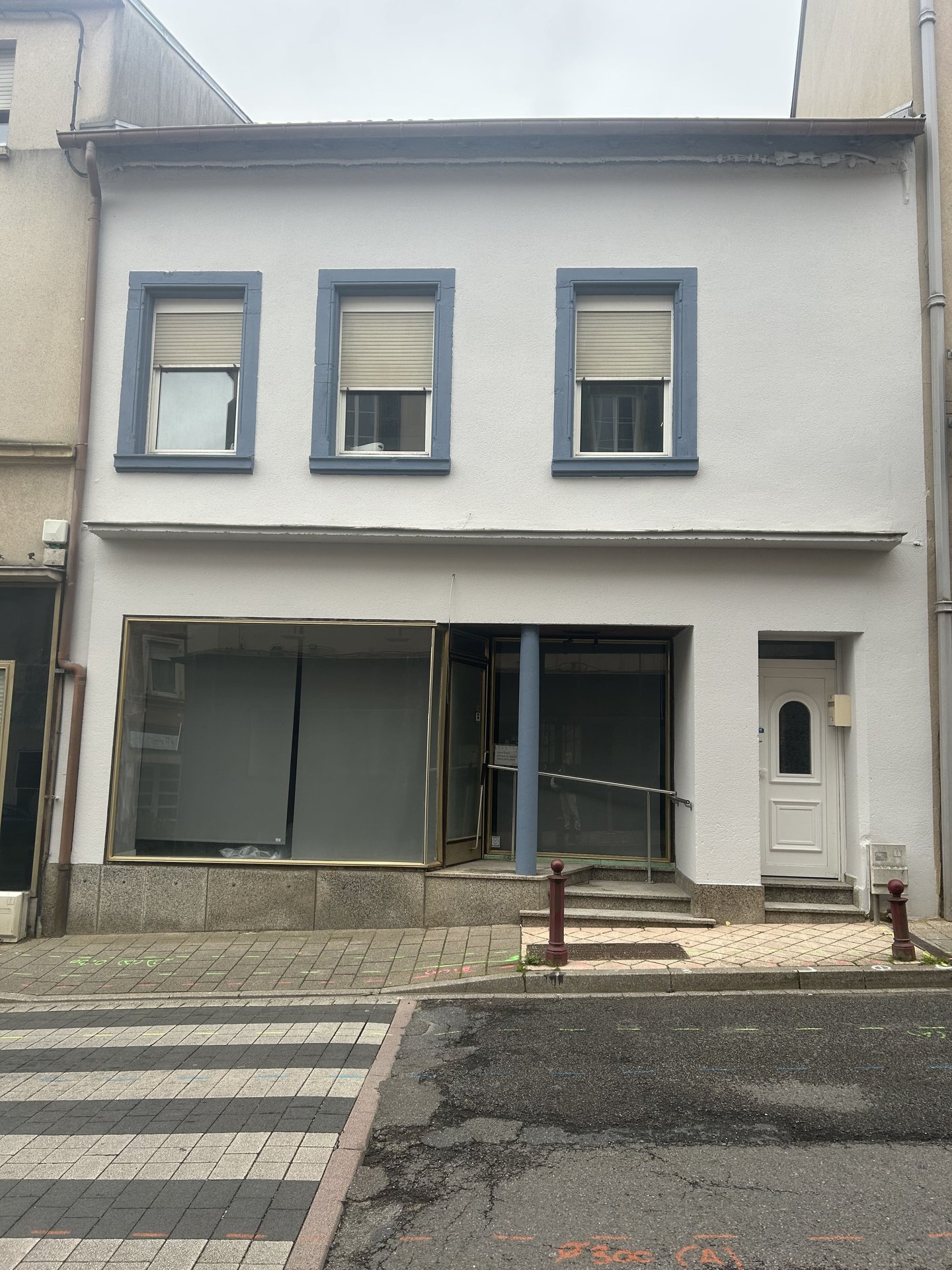 Algrange — Façade rénovée de la maison et du local commercial