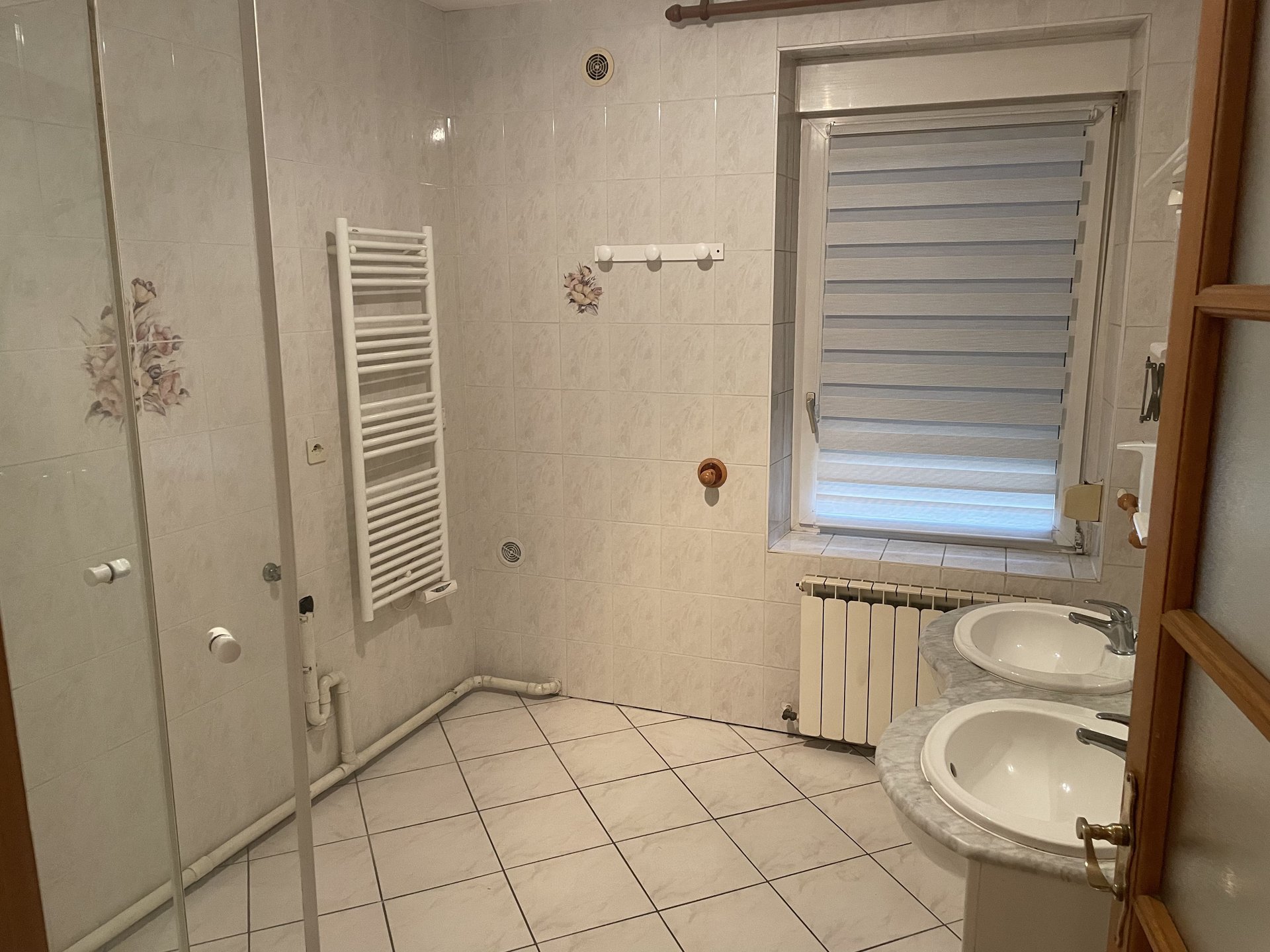 Ancienne salle de bain avec papier peint d'origine