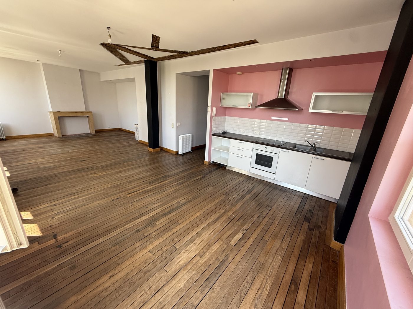Appartement avant rénovation — cuisine et pièce de vie d'origine