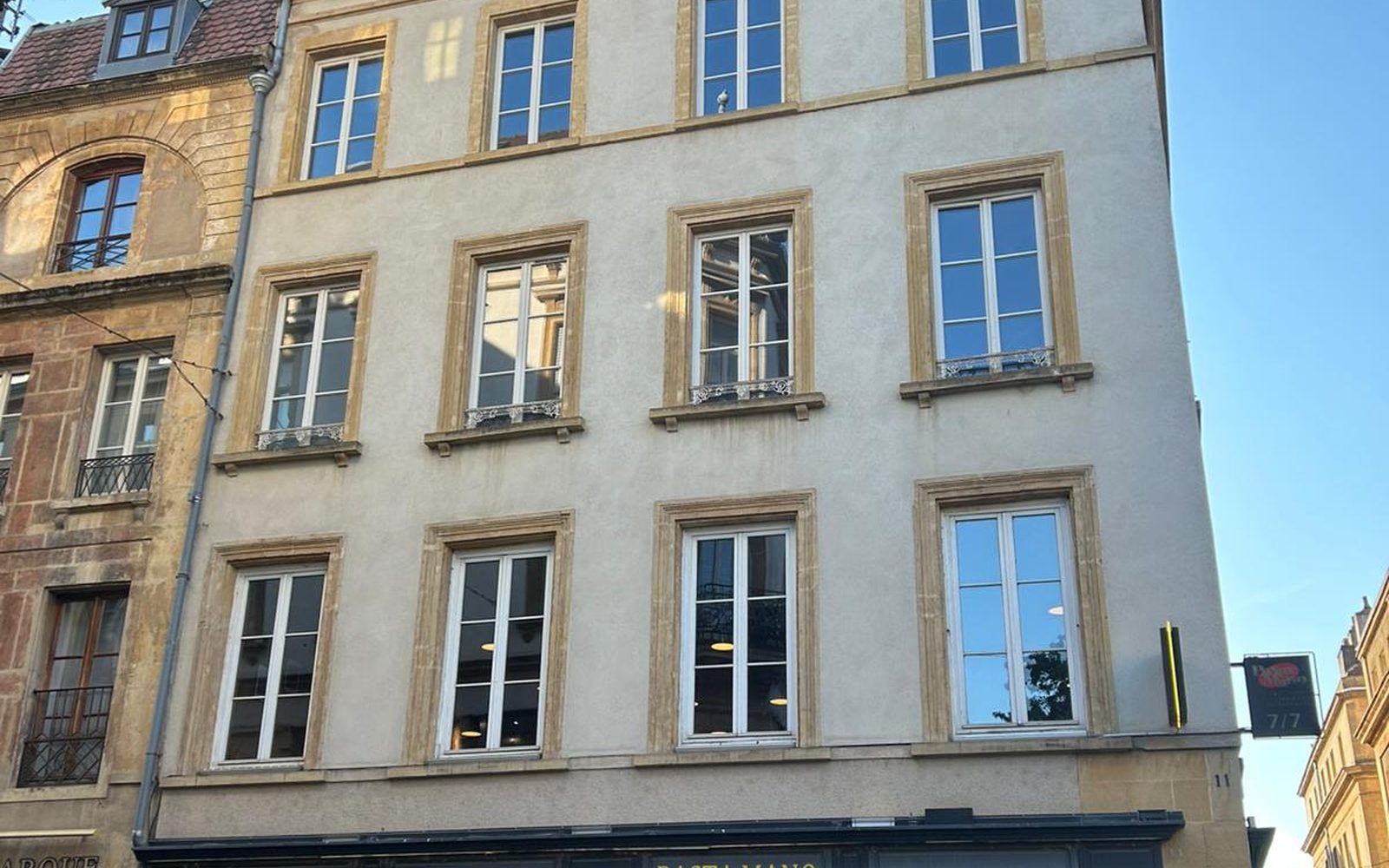 Le Fabert — Façade de l'immeuble rue Paul Besançon, centre historique de Metz