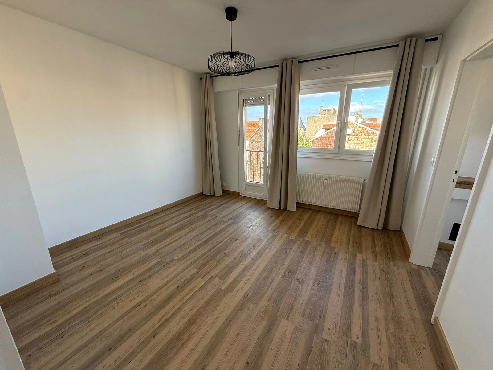 Chambre lumineuse avec balcon