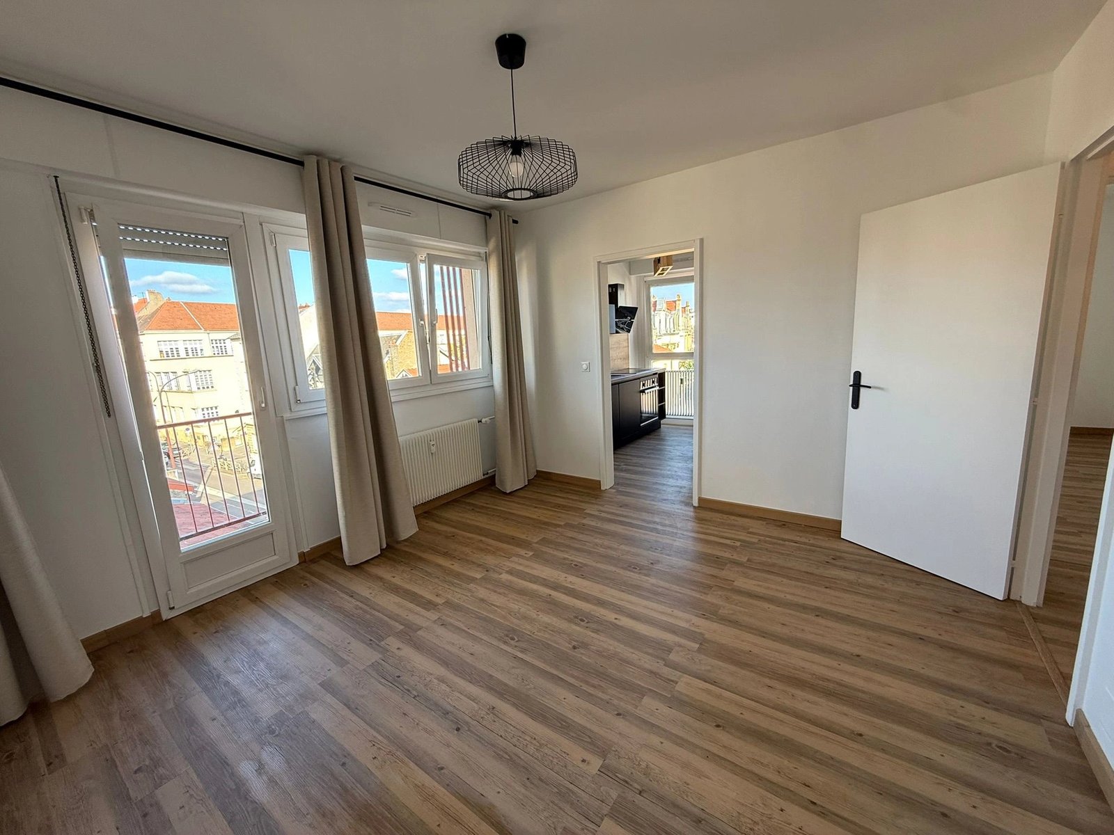 Metz — Séjour rénové de l'appartement avec parquet vinyle clair