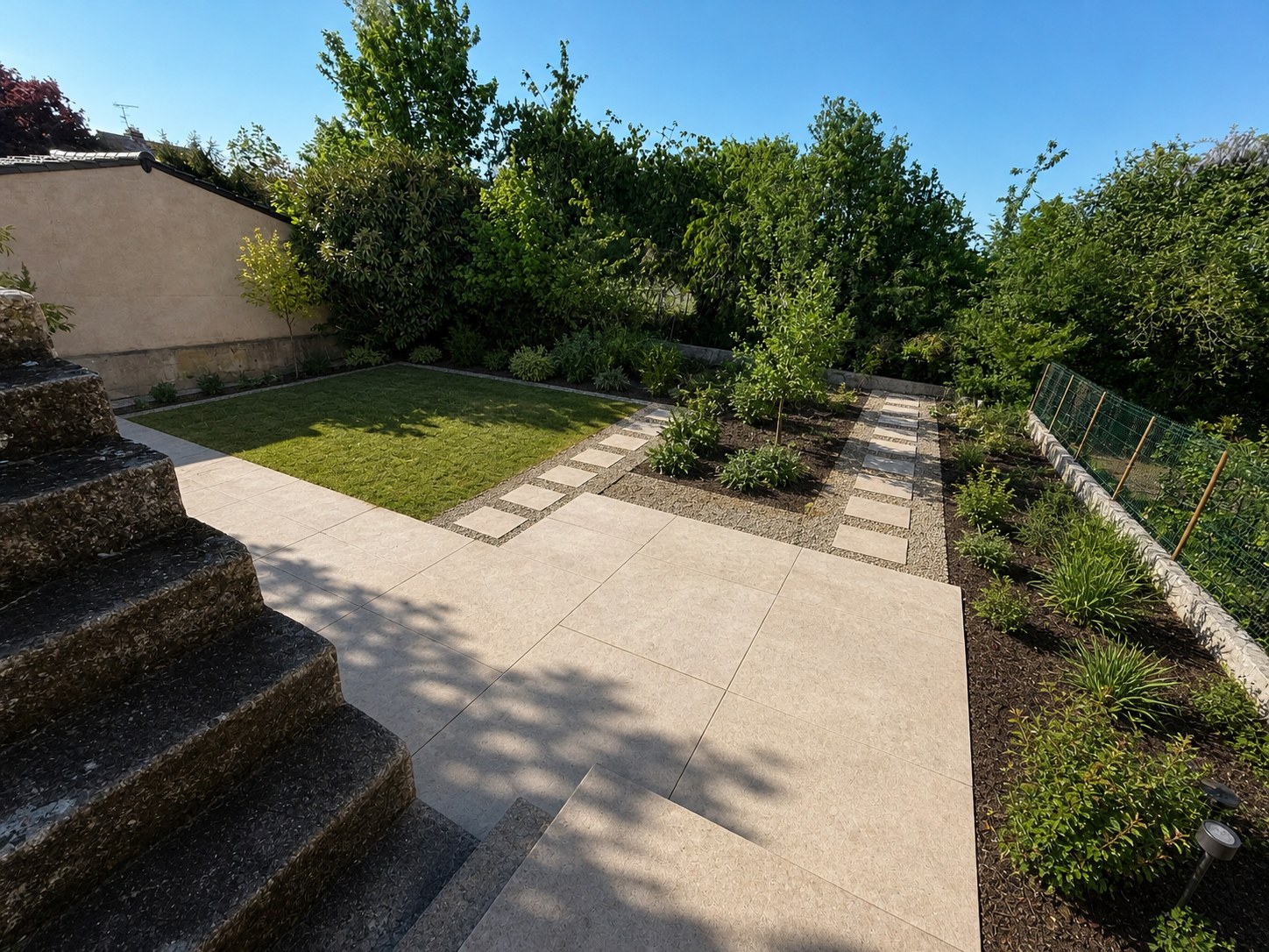 Projection — Jardin remis en état avec terrasse et plantations