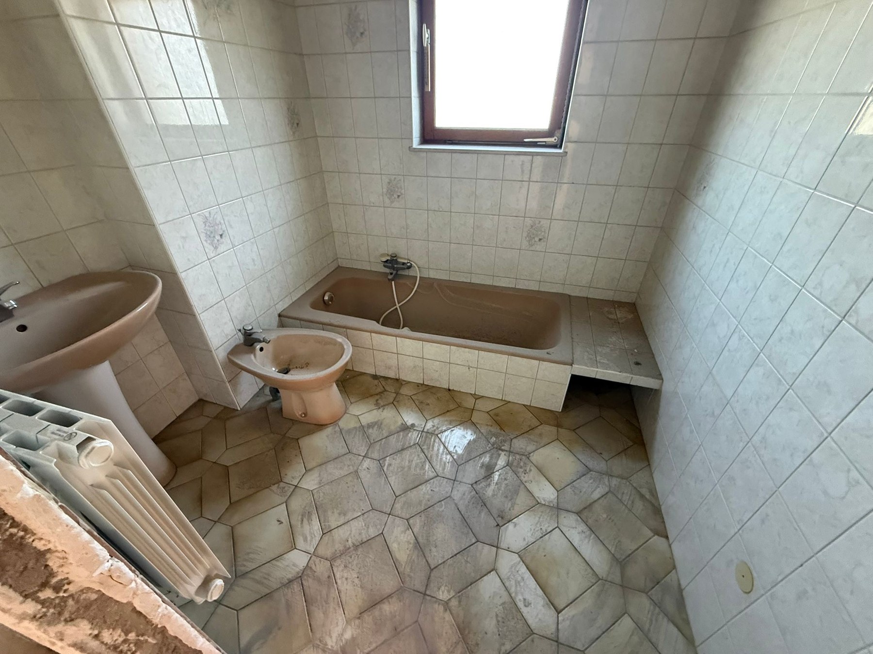 Salle de bain années 80, sanitaires colorés, à refaire entièrement