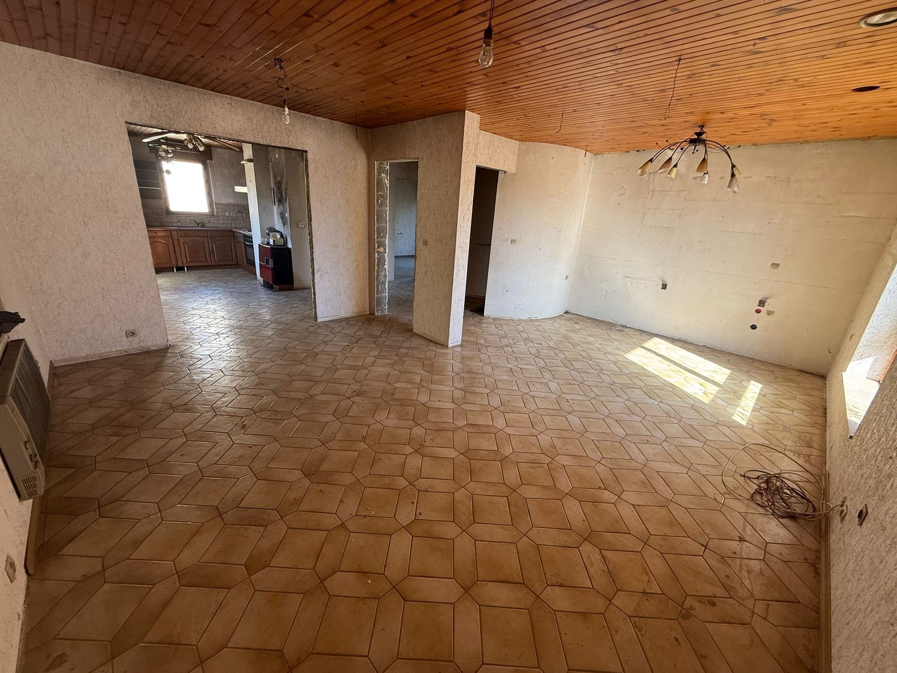 Séjour aux volumes intéressants mais décoration et sols datés