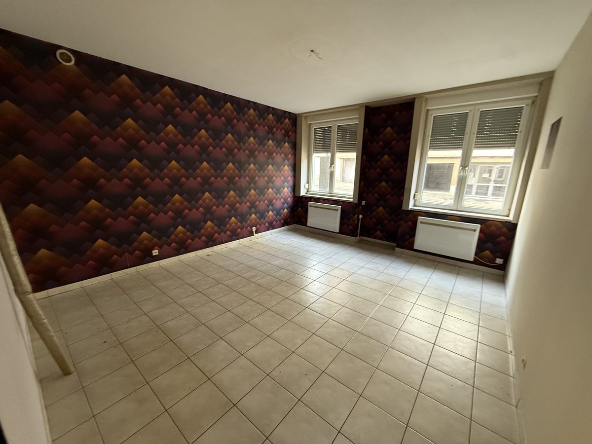 Salon d'un logement dans son état actuel, à rénover entièrement